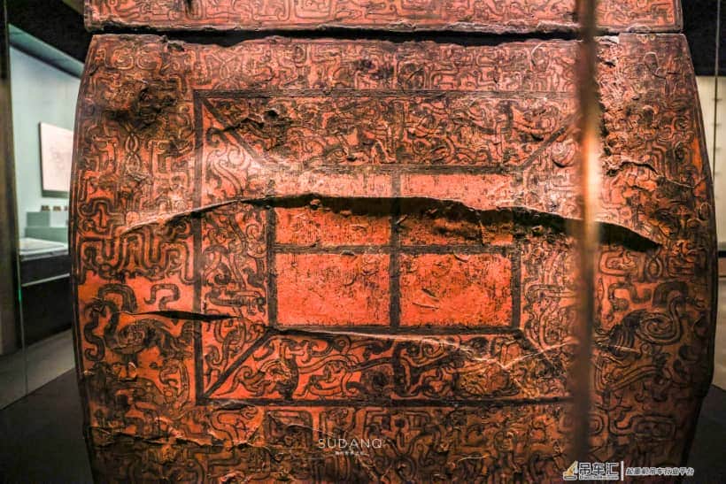 2400年的神秘棺材：载重8吨的吊车挪不动它，墓主人身世“成谜”