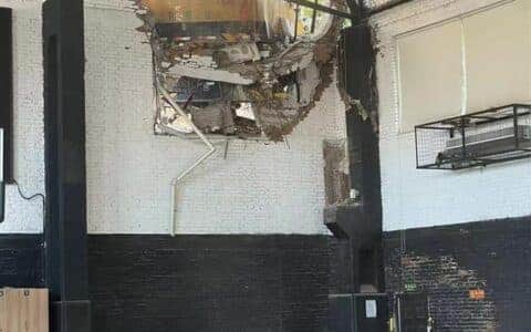 大连一吊车失控溜坡撞进篮球馆，3名教练重伤多人轻伤