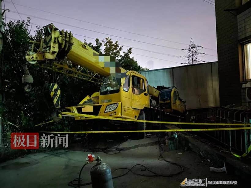 大连一吊车失控溜坡撞进篮球馆,3名教练重伤多人轻伤