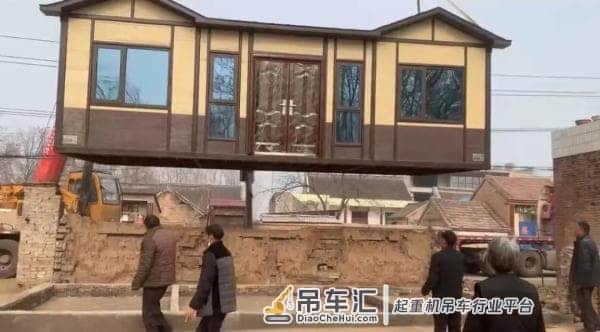 男子为爸妈定制三室一厅!用吊机从空中放下,惊呆邻居
