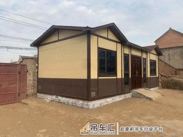 男子为爸妈定制三室一厅!用吊机从空中放下,惊呆邻居