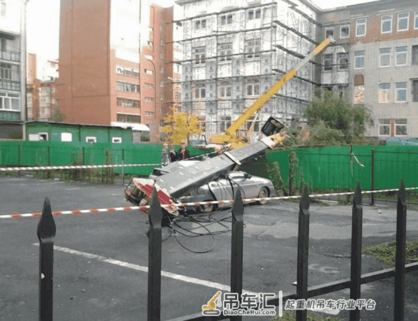 工人操作失误导致吊车倾翻,包工头赶到后脸都绿了