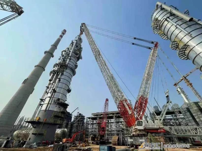 吊重2.3万吨!中联重科3200吨履带吊助力世界级炼化项目圆满收官
