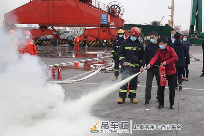 码头巨型门吊传出司机呼救声……别怕,这是应急救援演练