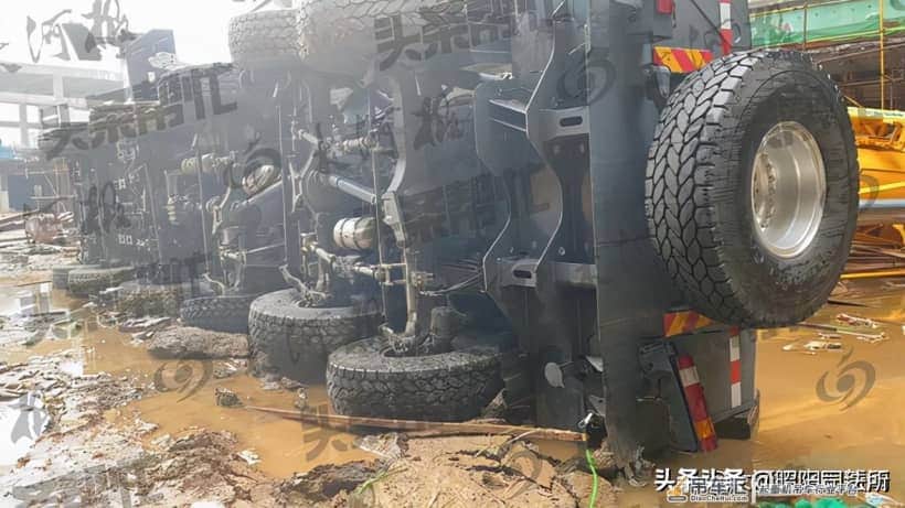 ＃普法行动＃吊车侧翻400万吊车修理费用究竟由谁承担？