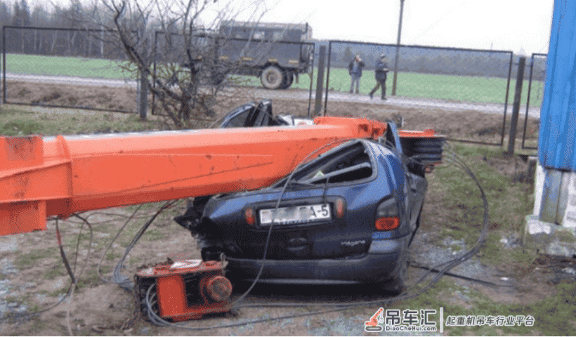 吊车失控侧翻砸中轿车，得知车主是谁后司机被吓哭