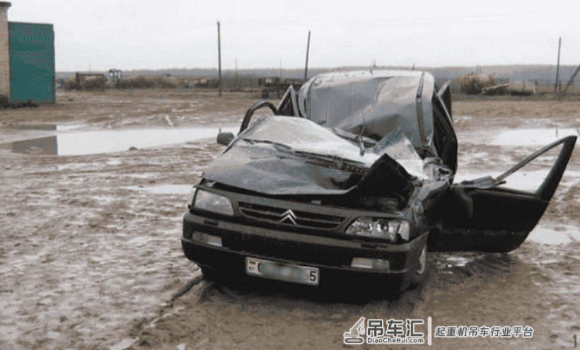 吊车失控侧翻砸中轿车,得知车主是谁后司机被吓哭
