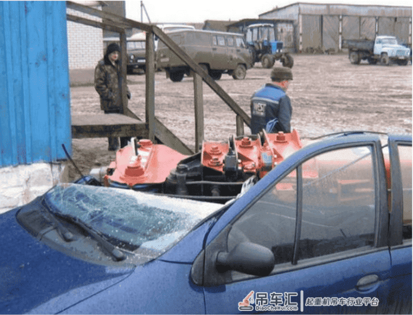 吊车失控侧翻砸中轿车,得知车主是谁后司机被吓哭