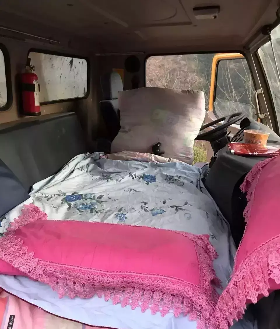 吊车司机:开百万“豪车”,吃5块泡面,住徐工大酒店...羡慕吗?