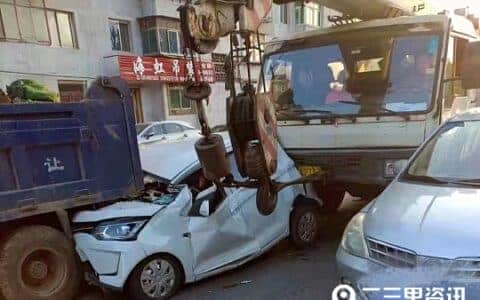 鞍山货车、电动车、吊车三车连撞！电动车内有人被困