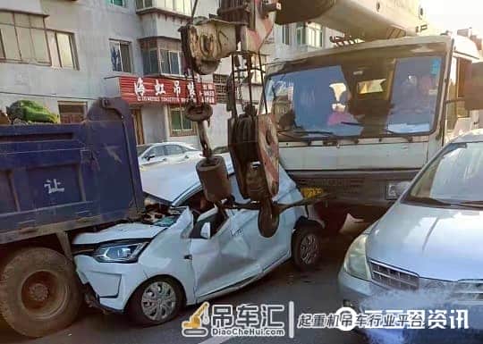 鞍山货车、电动车、吊车三车连撞!电动车内有人被困
