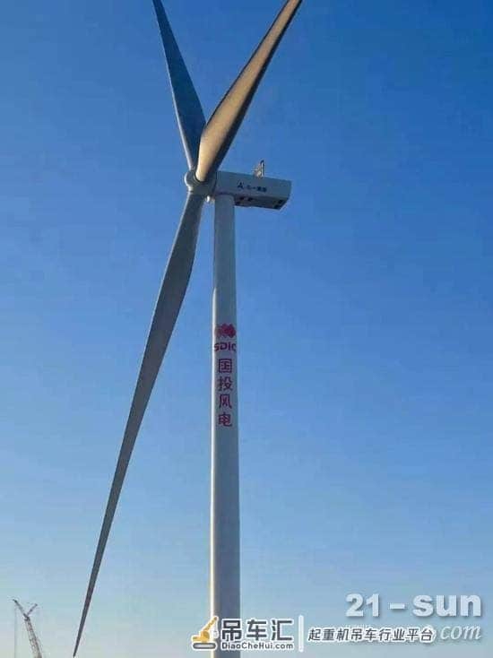 三一起重机助力全球单机容量最大商业化陆上风场首台吊装！