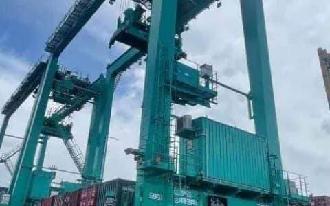 世界上第一台氢燃料电池轮胎吊投入试运行