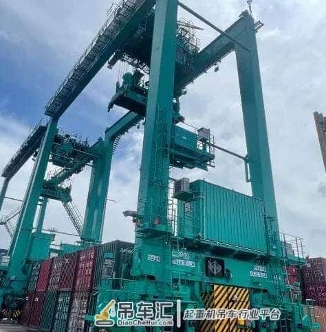 世界上第一台氢燃料电池轮胎吊投入试运行