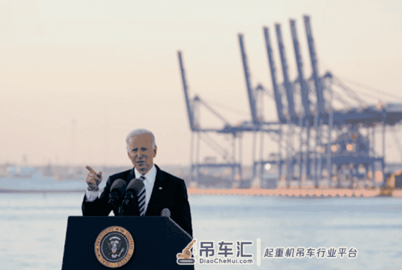 相同的一幕再发生！拜登在中国起重机前讲话，星条旗遮住6个汉字