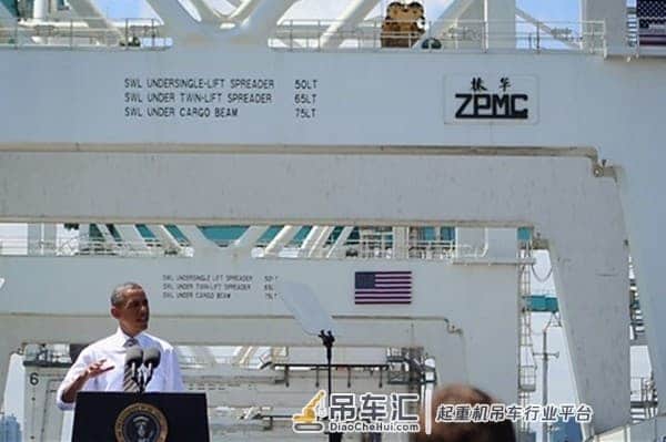 相同的一幕再发生!拜登在中国起重机前讲话,星条旗遮住6个汉字
