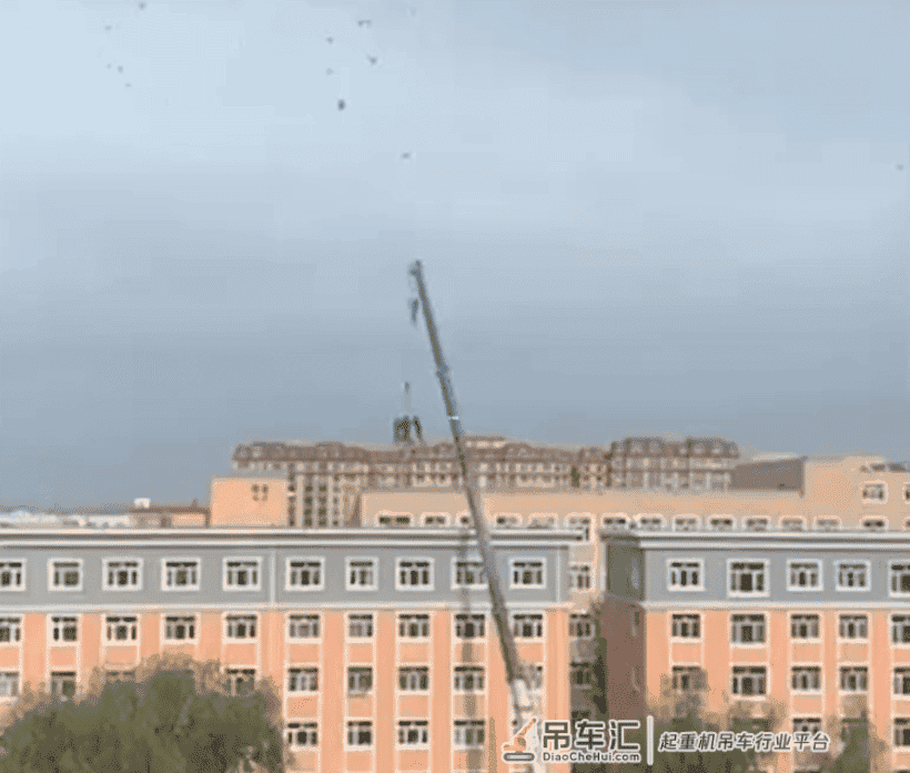 吓出冷汗！黑龙江4工人屋顶施工坐吊车上楼，目击者：脚下就钢板