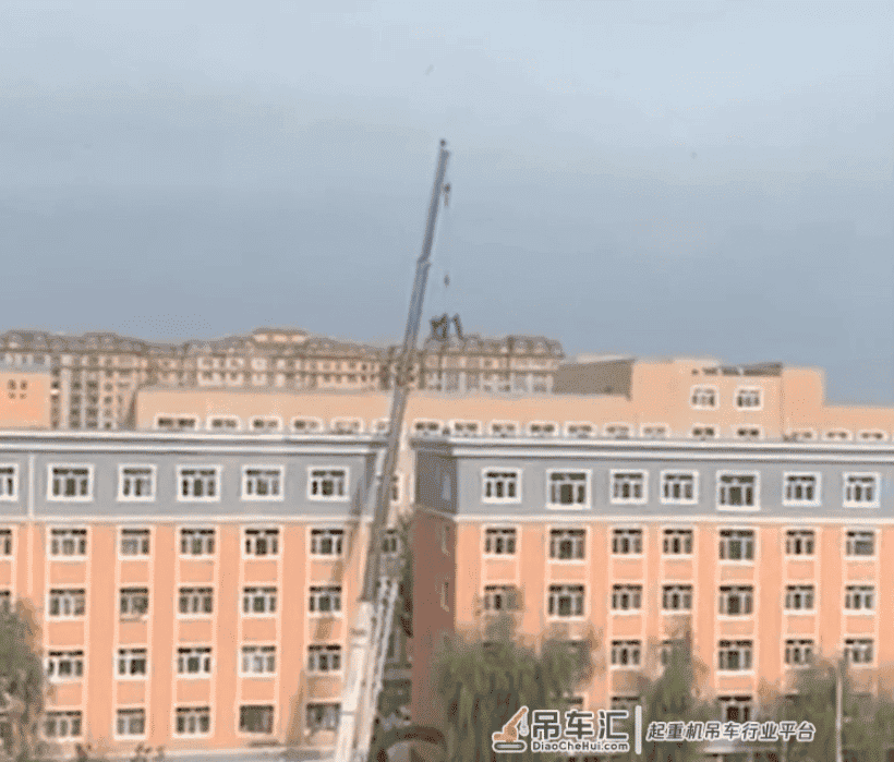 吓出冷汗!黑龙江4工人屋顶施工坐吊车上楼,目击者:脚下就钢板
