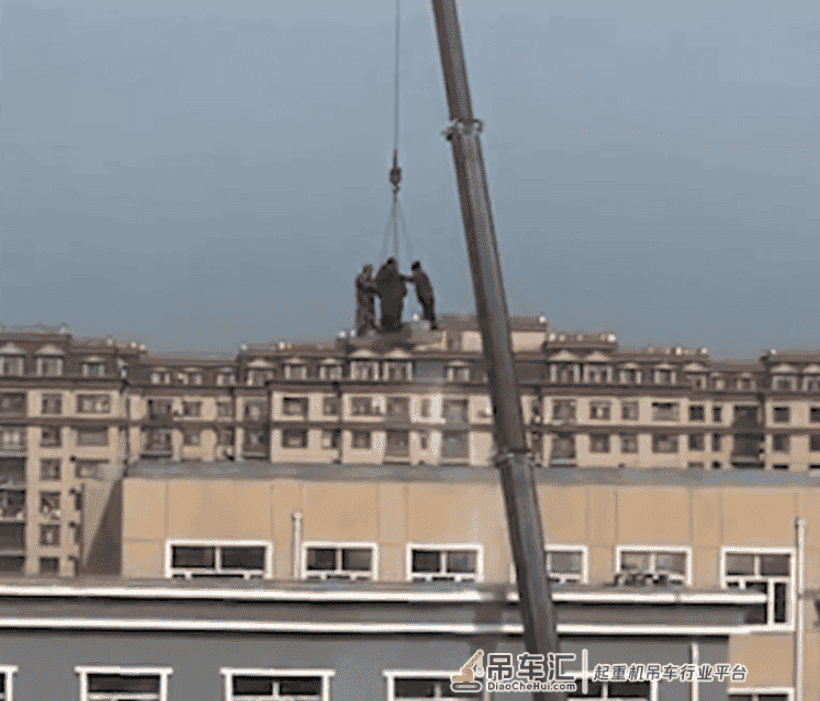 吓出冷汗!黑龙江4工人屋顶施工坐吊车上楼,目击者:脚下就钢板