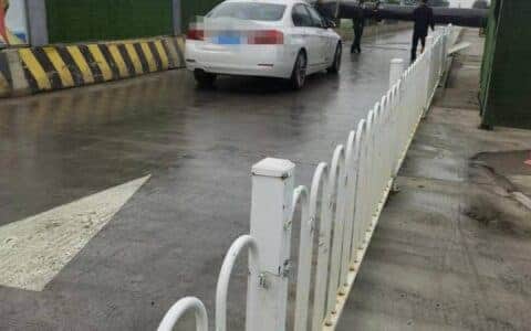 吴江路边一吊车突发倒塌 离最近行驶车辆仅50厘米