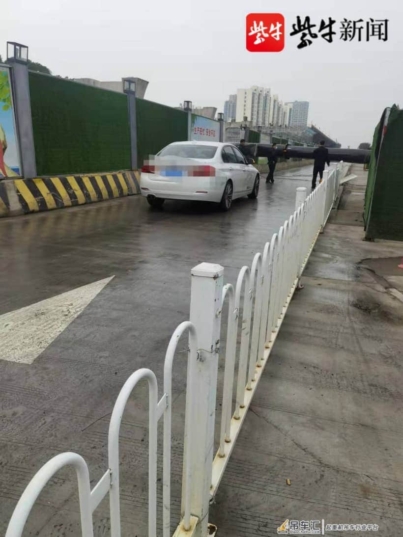 吴江路边一吊车突发倒塌 离最近行驶车辆仅50厘米