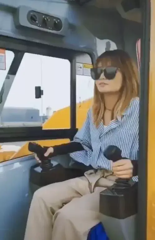 全网女吊车司机合集,让吊友们一次看个够