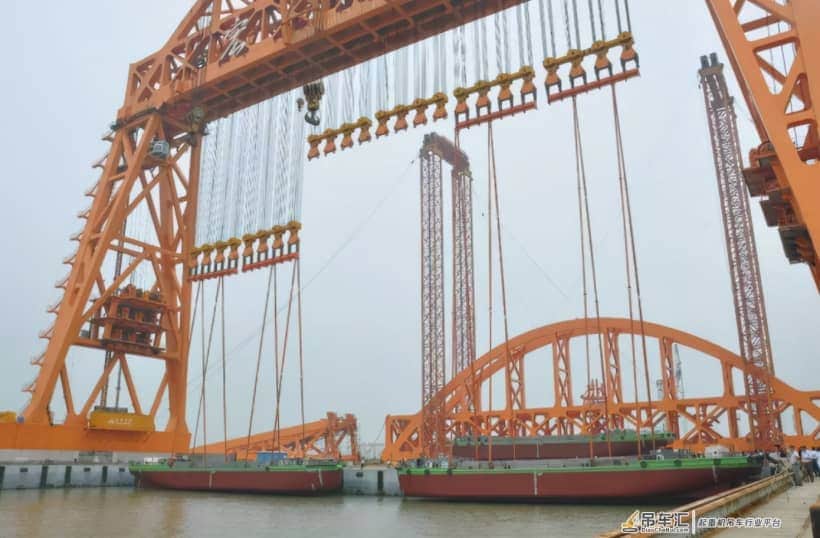 能吊起400节车厢？中国超级龙门吊，令西方彻底疯狂