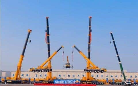 100%国内自主化全地面起重机在江苏下线