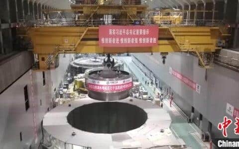 白鹤滩水电站最后一台百万千瓦机组“心脏”吊装就位
