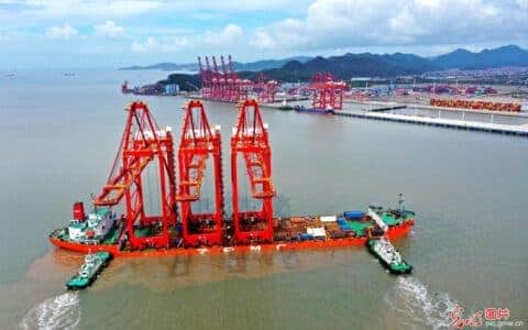 宁波舟山港：金塘港区新添远控桥吊