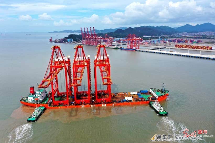 宁波舟山港：金塘港区新添远控桥吊