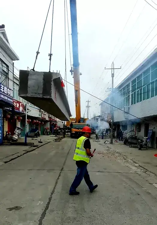 街道吊装37t边梁，这一吊，赌上身家性命