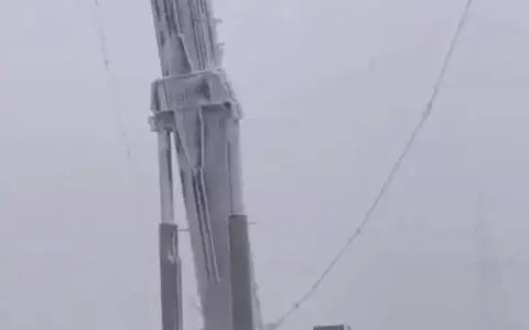 2021年的第一场雪，把哥的1800吨冻成了冰雕…