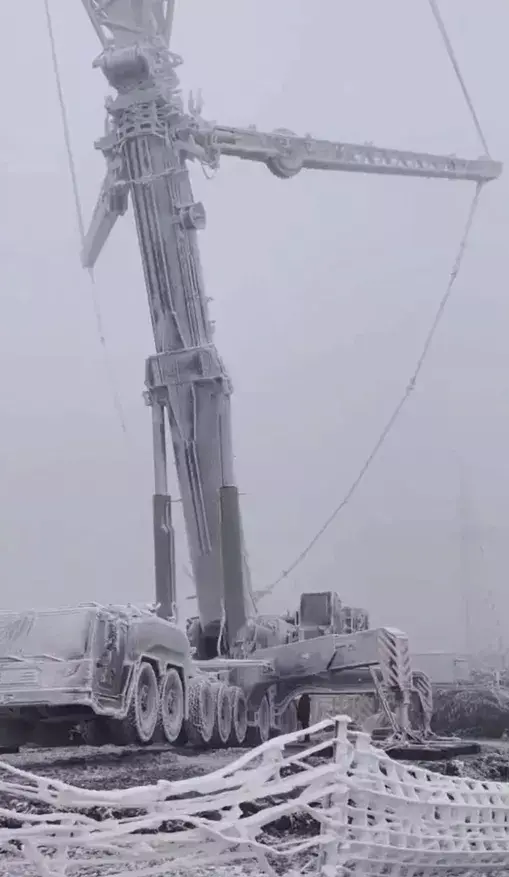 2021年的第一场雪，把哥的1800吨冻成了冰雕…