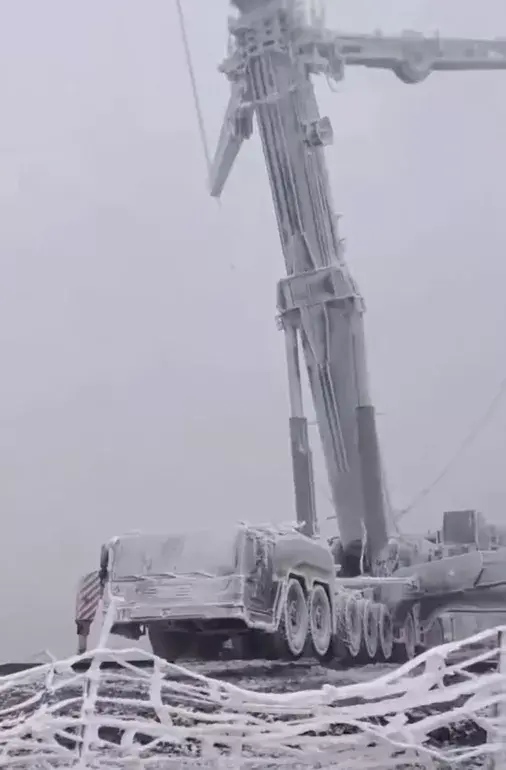 2021年的第一场雪,把哥的1800吨冻成了冰雕...