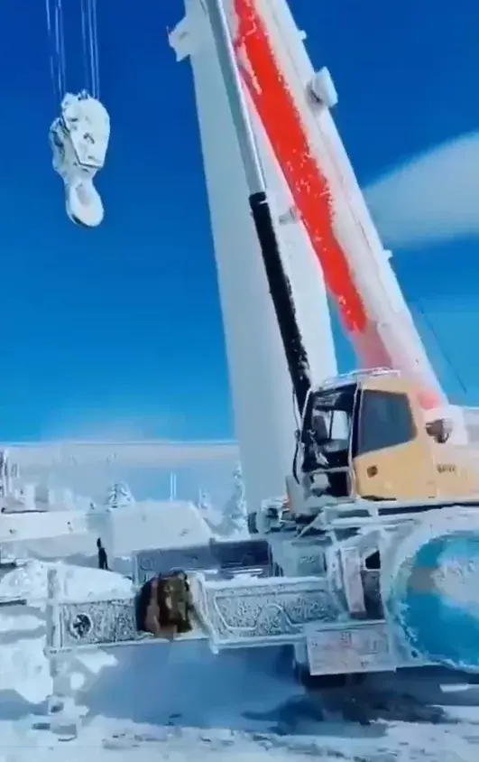 2021年的第一场雪,把哥的1800吨冻成了冰雕...