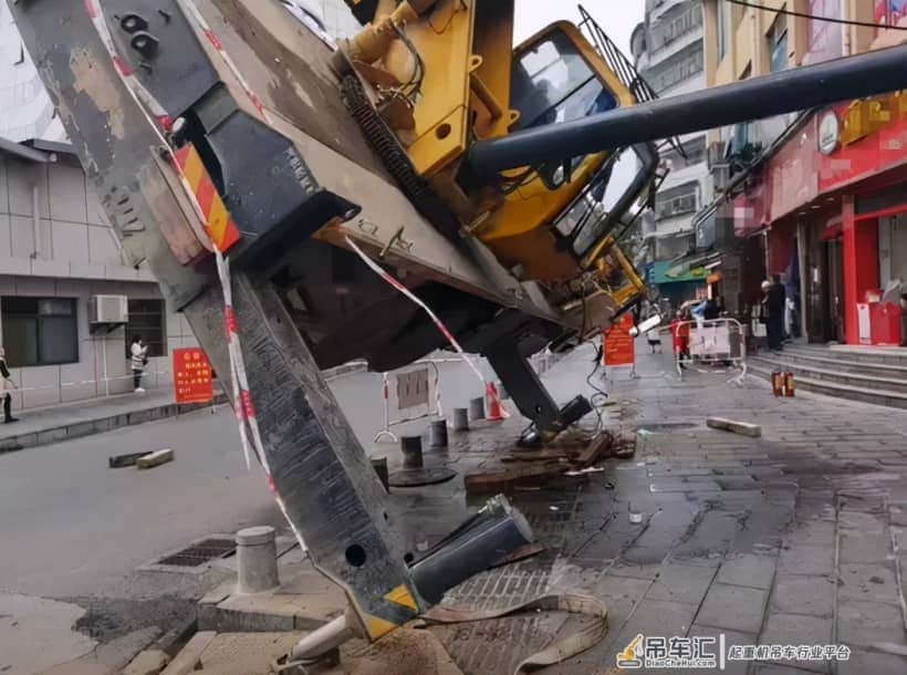 吊车7连翻!难道黄历上写了:不宜吊装?