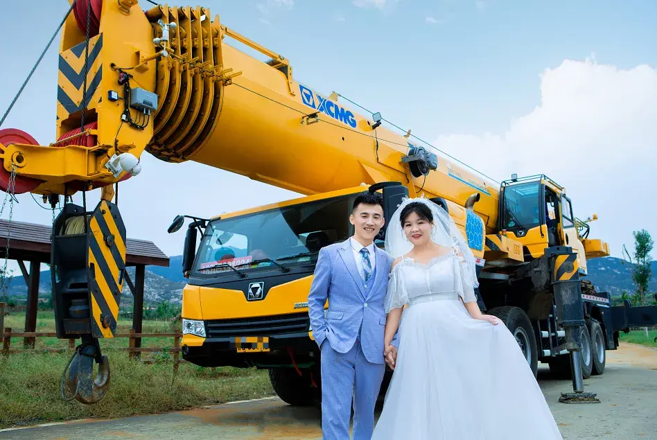 xct85霸气充当婚车背景，果然吊装人没法低调