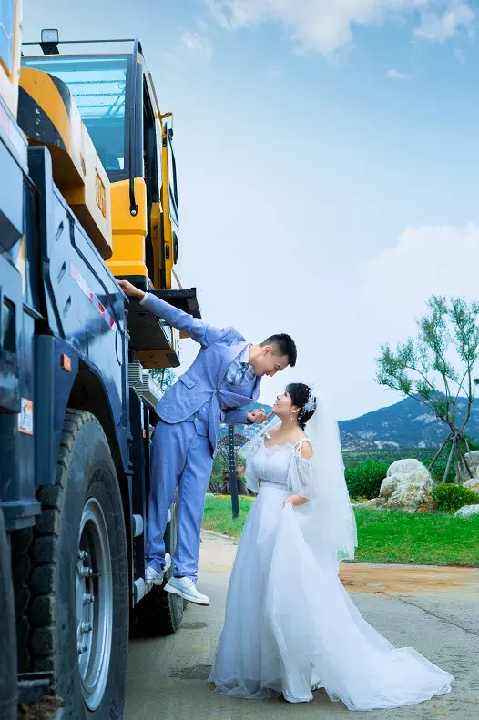 xct85霸气充当婚车背景,果然吊装人没法低调