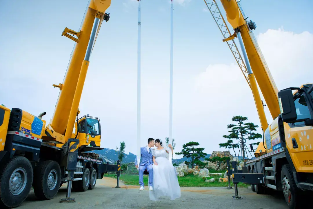 xct85霸气充当婚车背景,果然吊装人没法低调