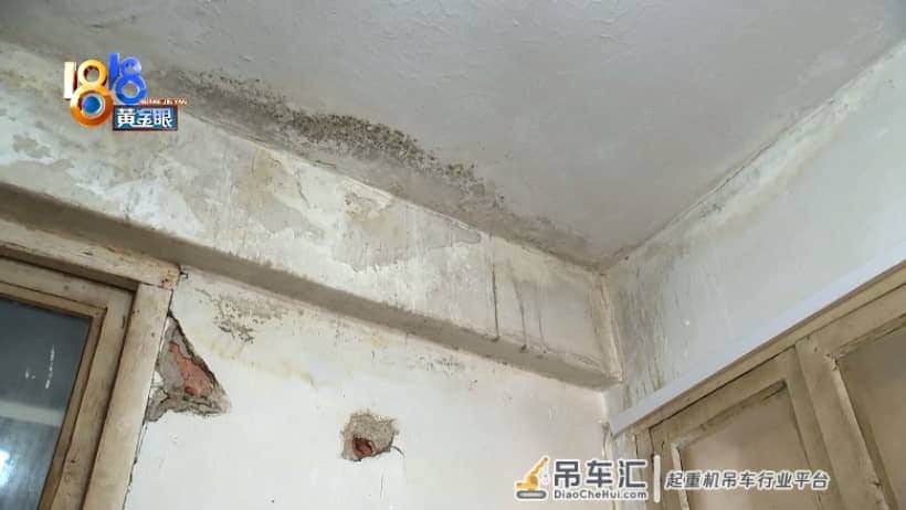 楼上邻居的爱好吃不消，社区用吊车清理家中杂物