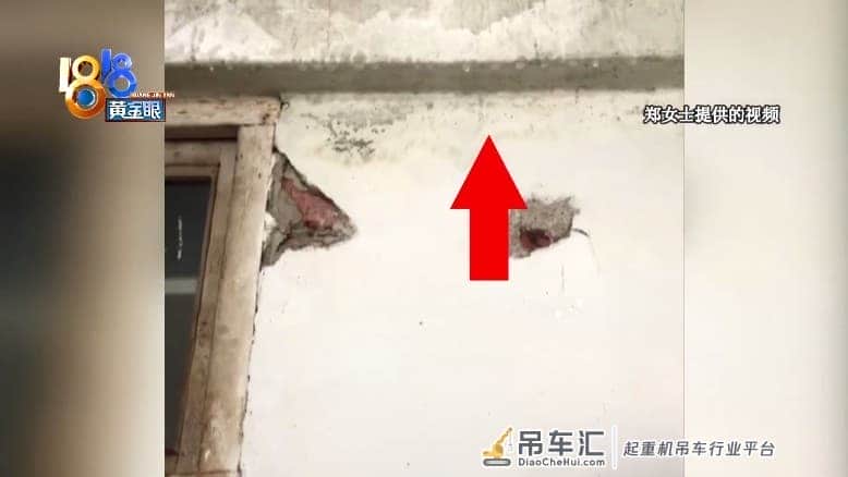 楼上邻居的爱好吃不消,社区用吊车清理家中杂物