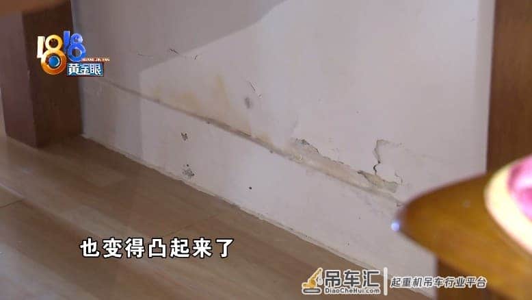 楼上邻居的爱好吃不消,社区用吊车清理家中杂物