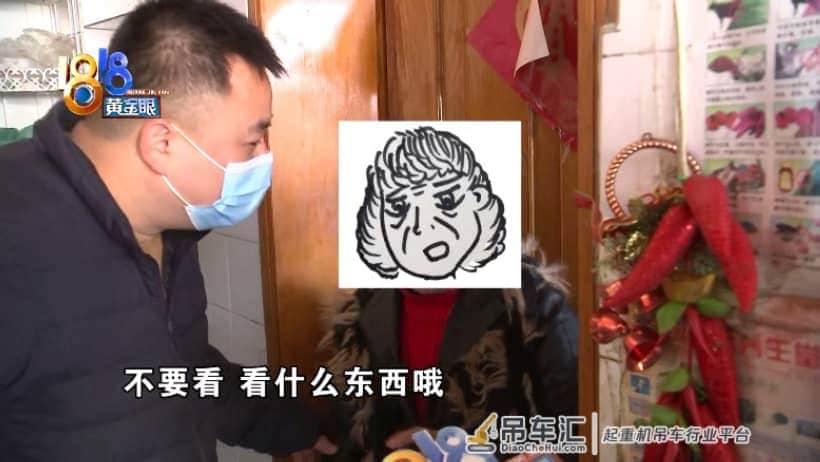 楼上邻居的爱好吃不消,社区用吊车清理家中杂物