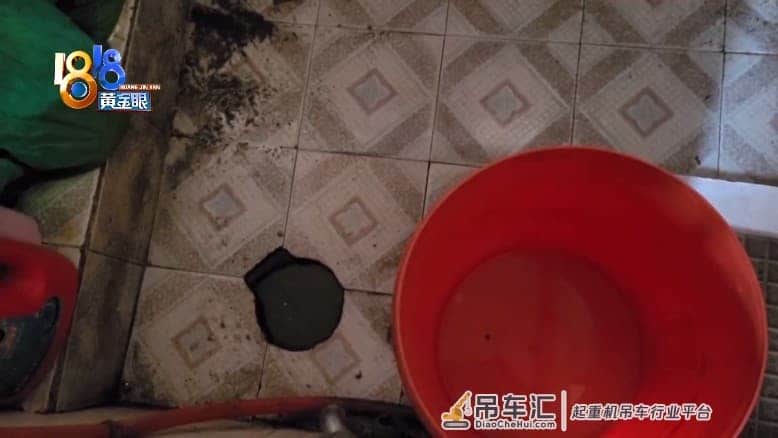 楼上邻居的爱好吃不消,社区用吊车清理家中杂物