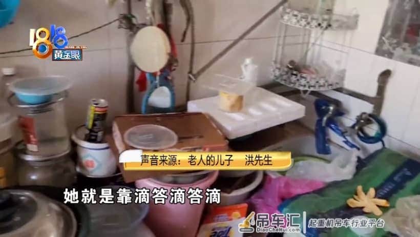 楼上邻居的爱好吃不消,社区用吊车清理家中杂物