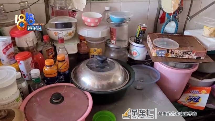 楼上邻居的爱好吃不消,社区用吊车清理家中杂物