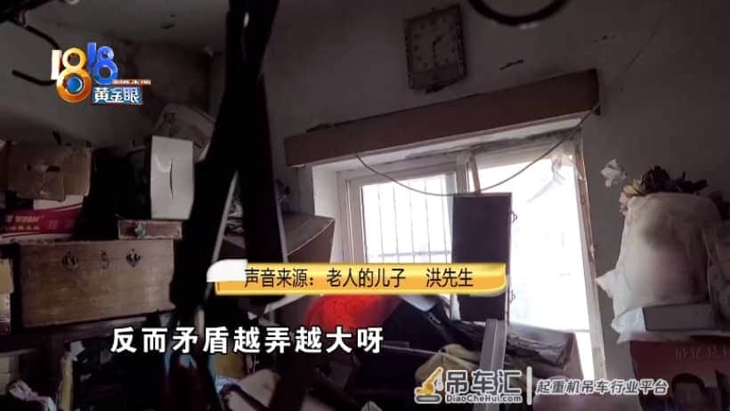 楼上邻居的爱好吃不消,社区用吊车清理家中杂物