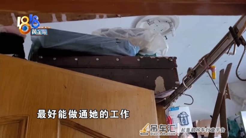 楼上邻居的爱好吃不消,社区用吊车清理家中杂物