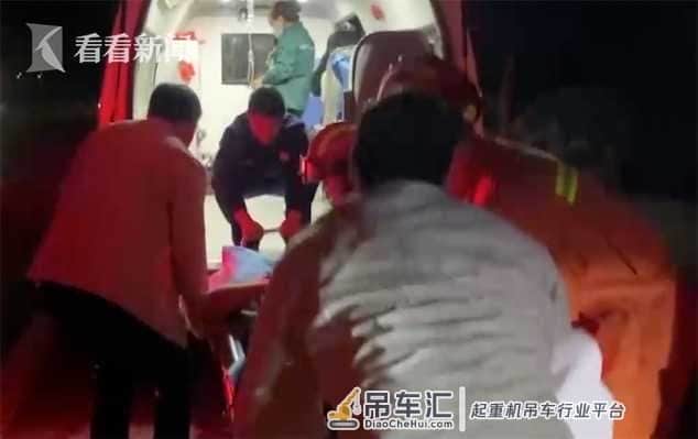 汽车坠下3米河床“四脚朝天” 消防垂直吊升营救